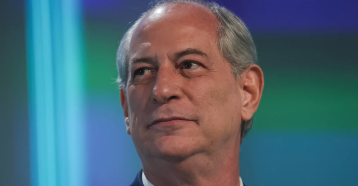 Ciro Gomes olhando para o horizonte com um fundo azul e verde