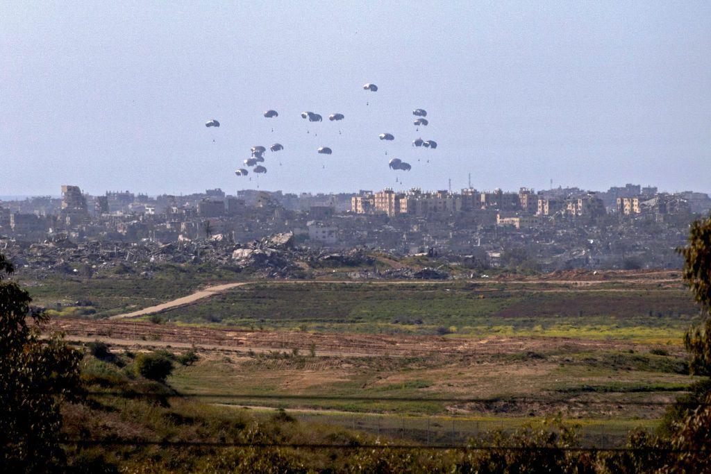 Vista de los paracaídas con ayuda cayendo sobre Gaza
