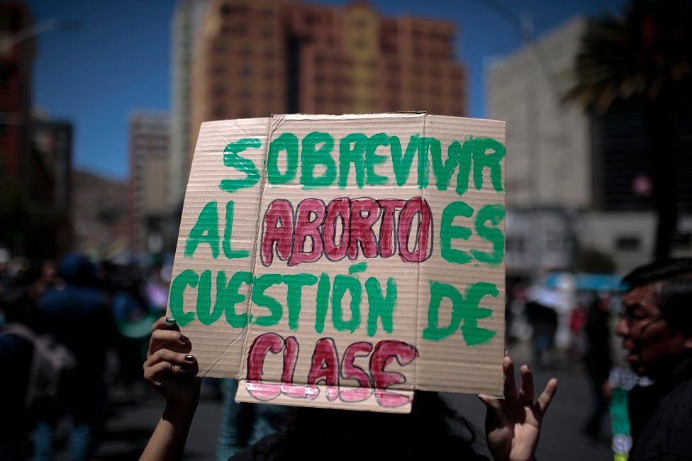 Una pancarta que dice: "Sobrevivir el aborto es cuestión de clase"