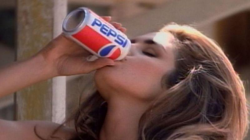 Cindy Crawford bebe latinha de Pepsi