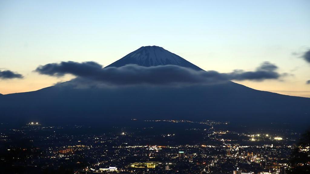 Pemandangan siluet Gunung Fuji dari Gotenba, Prefektur Yamanashi, Jepang, pada 10 Mei 2024.