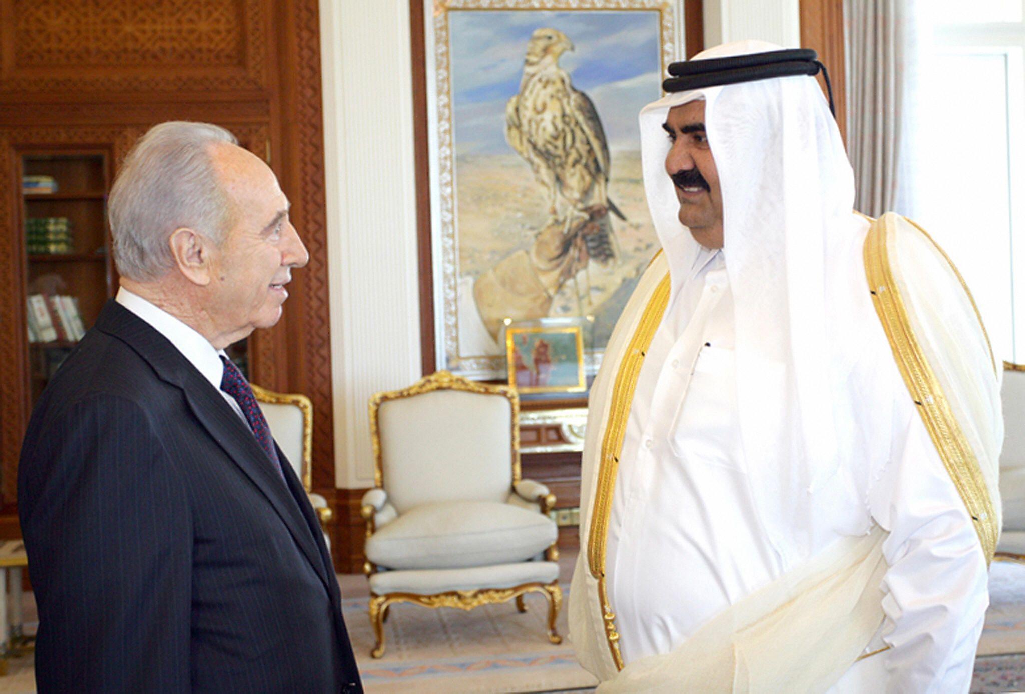 صورة لأمير قطر السابق حمد بن خليفة آل ثاني رفقة نائب رئيس الوزراء الإسرائيلي آنذاك شمعون بيريز، وذلك خلال زيارته الدوحة بداية 2007.