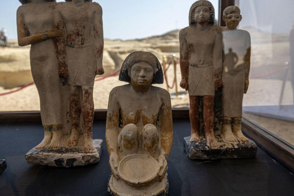 Estátuas descobertas em Saqqara, incluindo reproduções de casais de mãos dadas