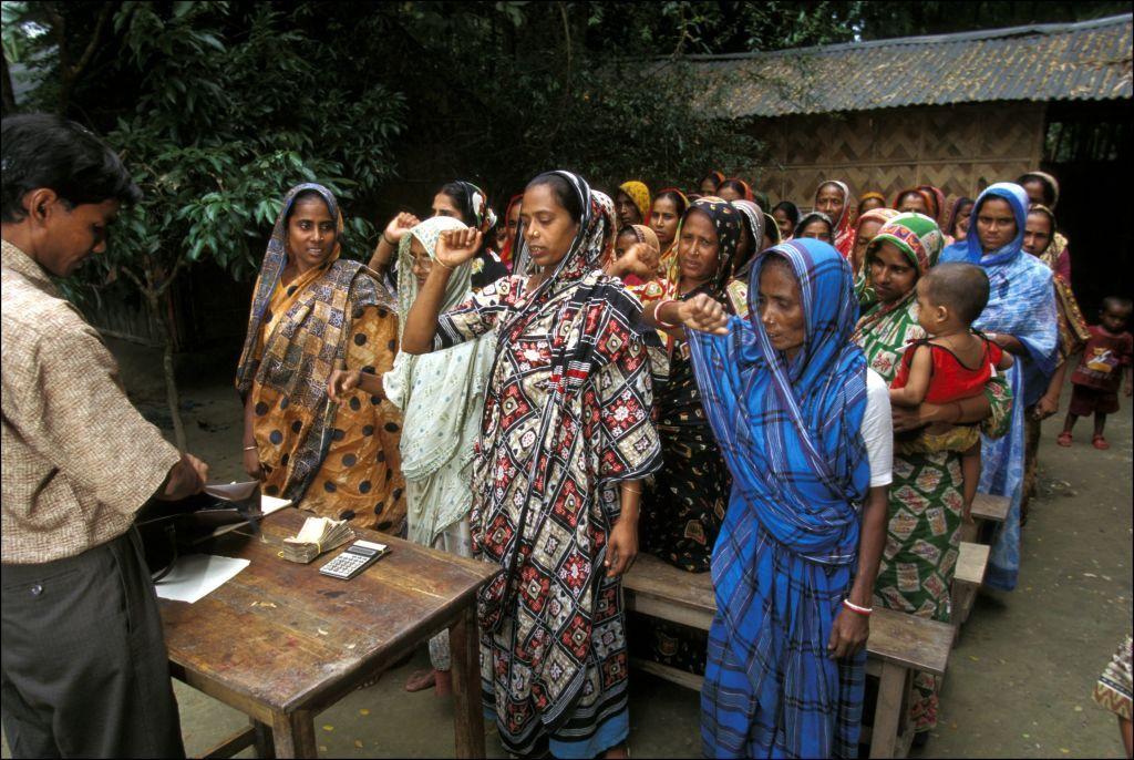 Um grupo de mulheres de Bangladesh prestes a receber os microcréditos