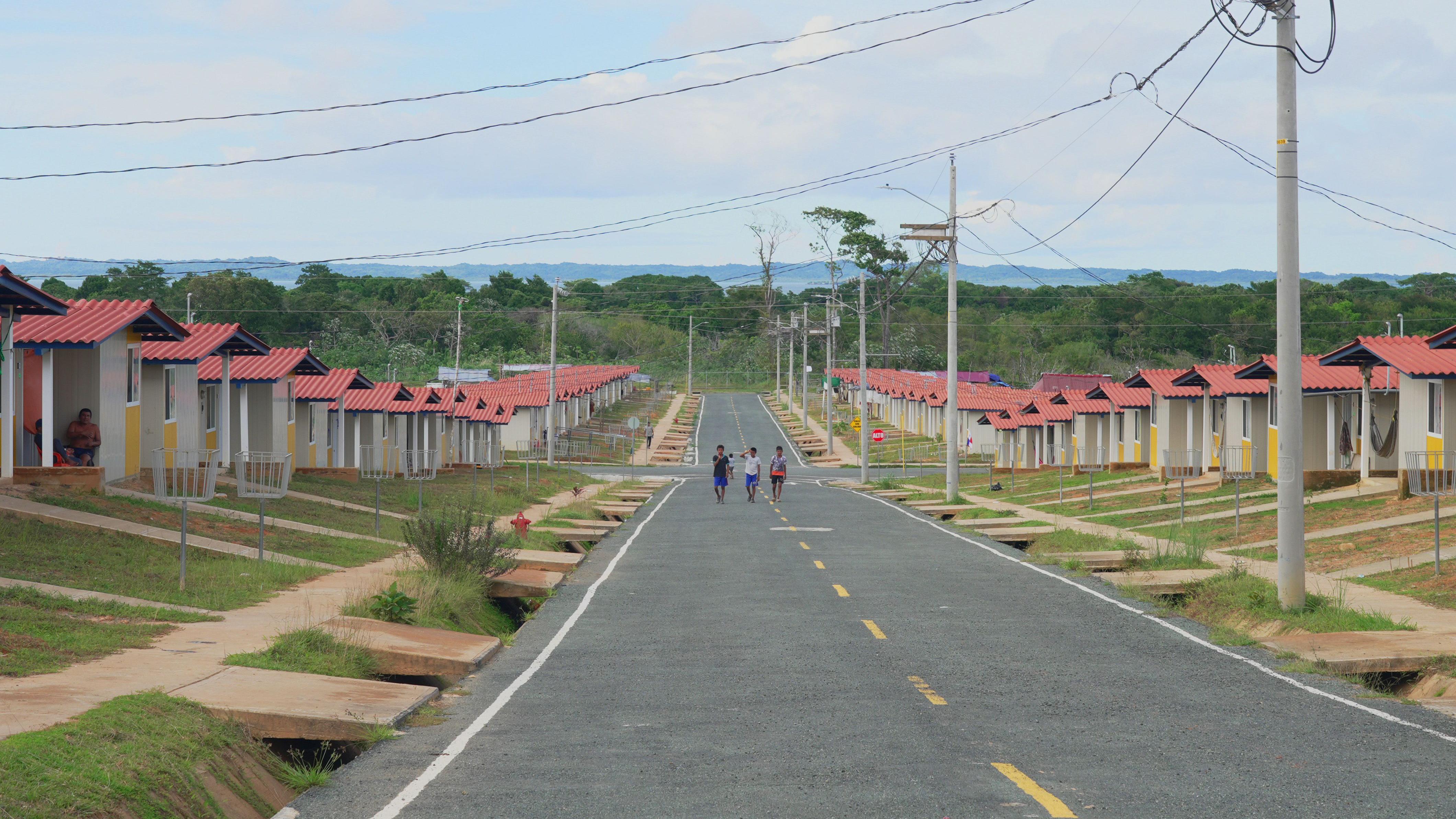 Una de las calles de Isberyala donde se aprecian dos hileras de casas 