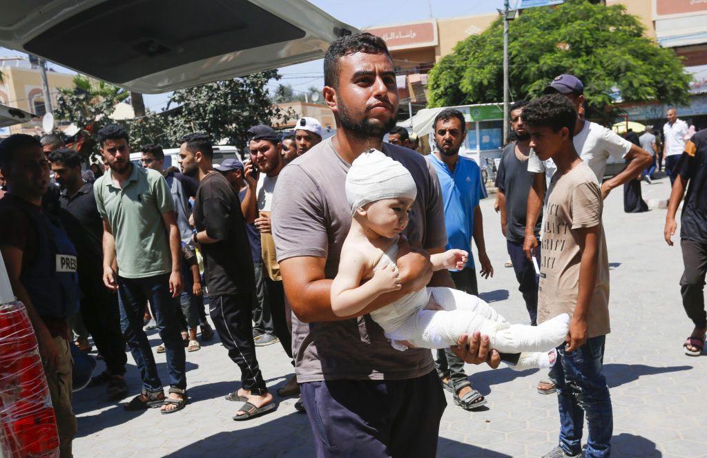 نقل طفل مصاب إلى مستشفى شهداء الأقصى بعد غارة على منزل عائلة أبو جربوع في مخيم النصيرات للاجئين في دير البلح