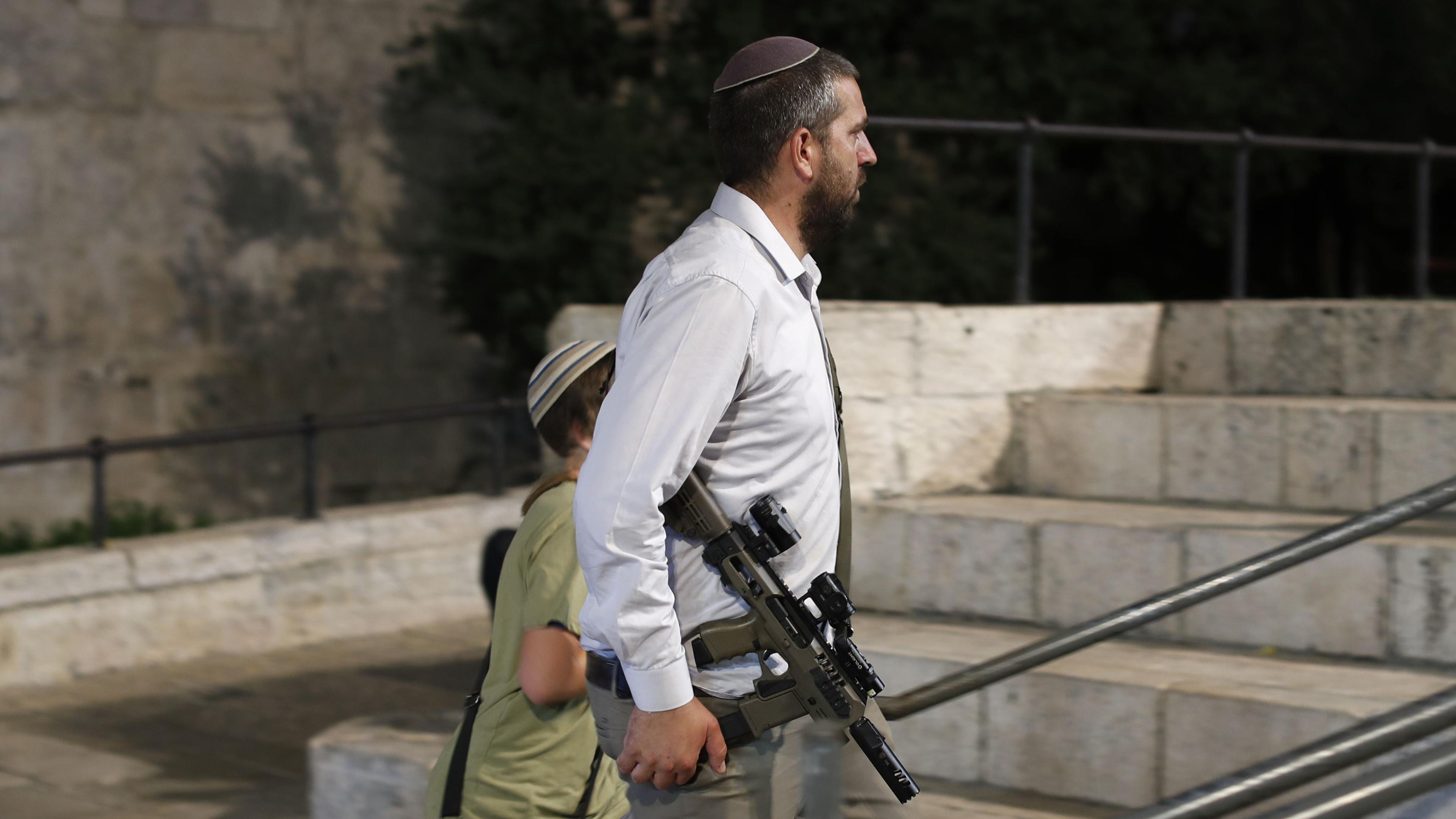 مستوطن إسرائيلي مسلح في الضفة الغربية