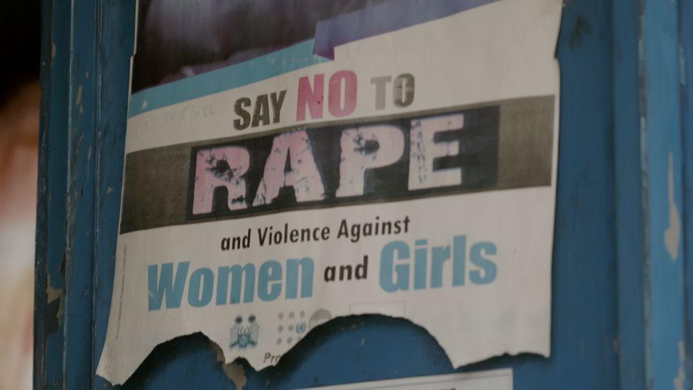 cartel contra la violación de mujeres
