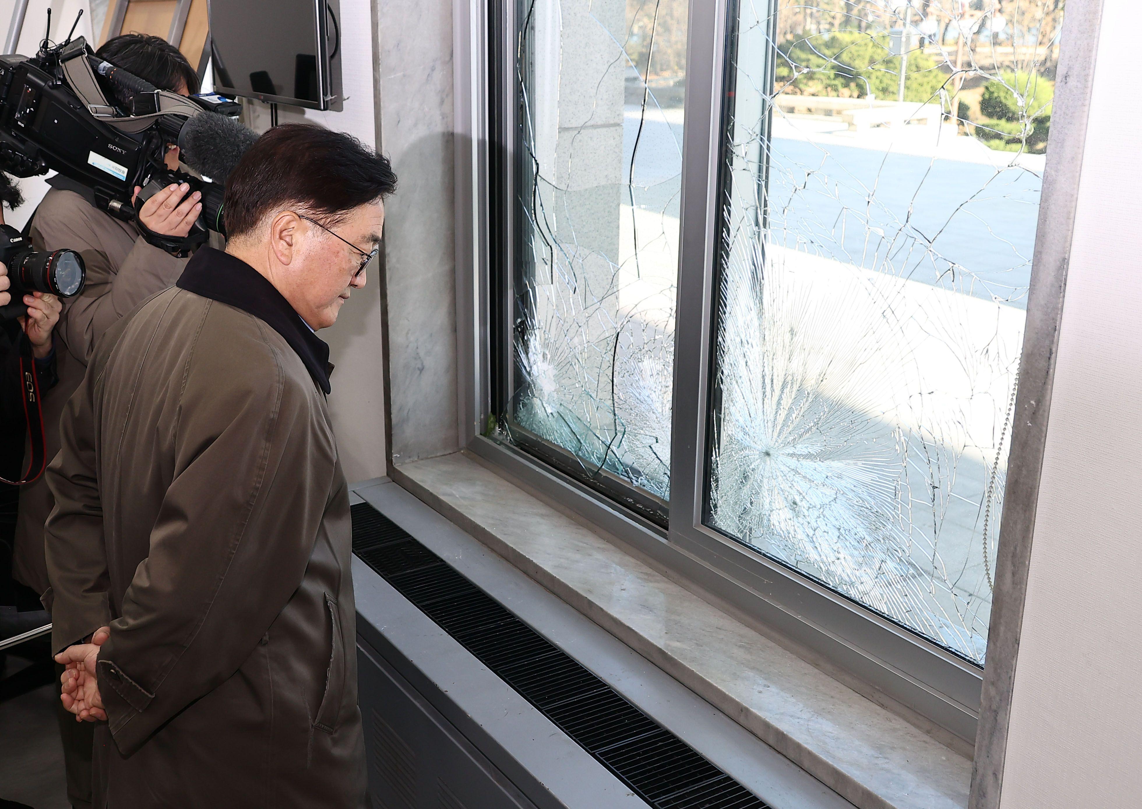 우원식 국회의장이 4일 오전 서울 여의도 국회에서 간밤에 윤석열 대통령의 비상계엄 선포로 국회로 진입했던 계엄군의 흔적을 살펴보고 있다