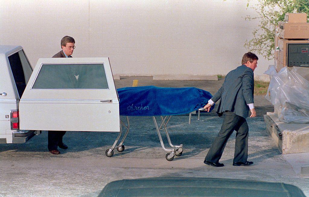 El cuerpo de Ted Bundy es trasladado después de su ejecución