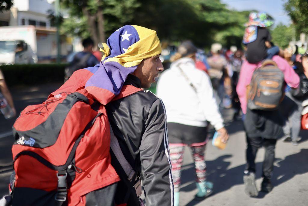 Un hombre con la bandera de Venezuela en la cabeza.