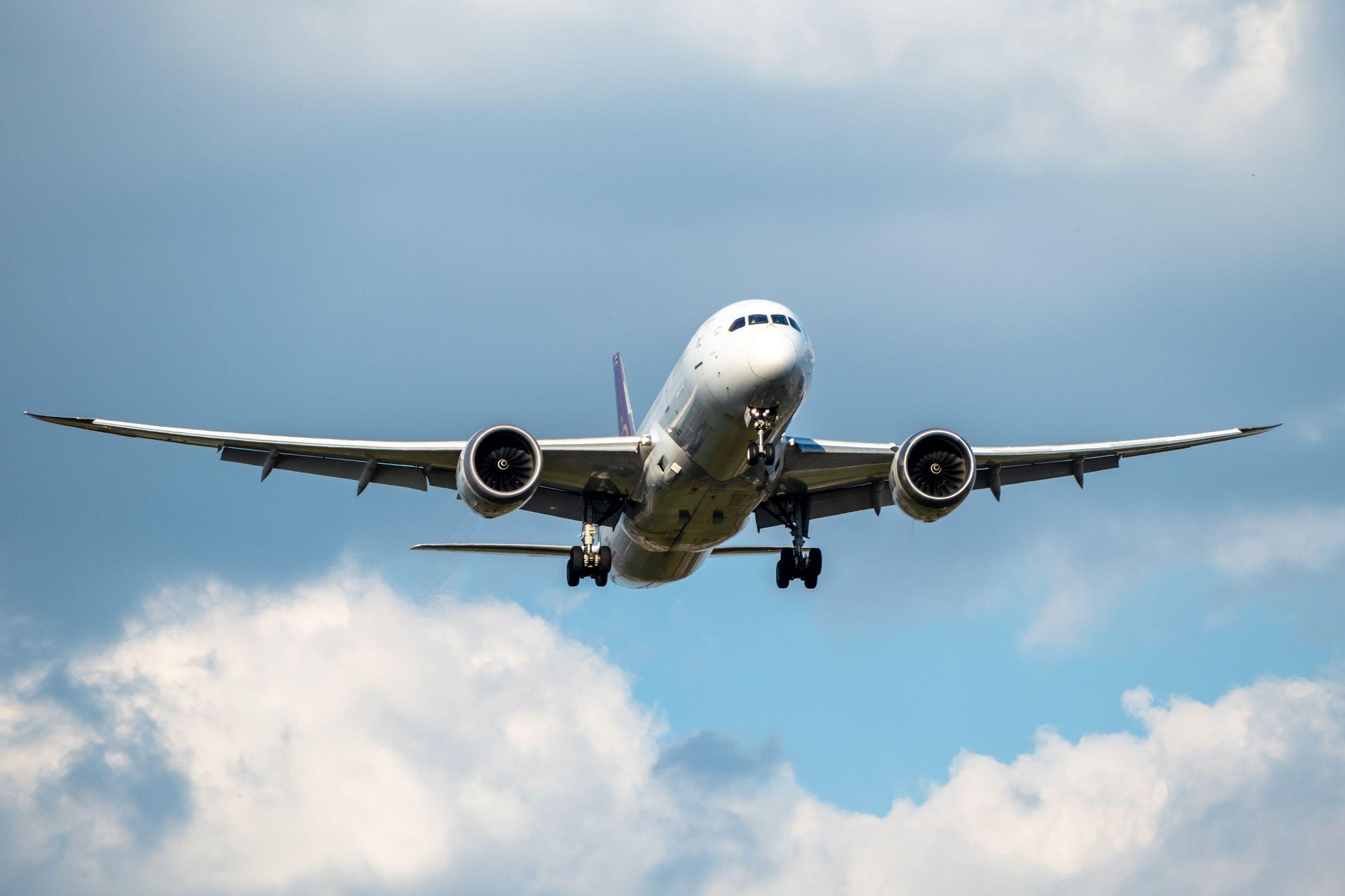 Un avión comercial despegando 