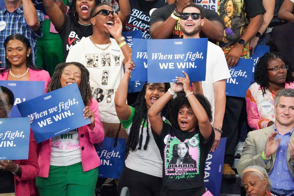 Mujeres vestidas con los colores de la hermandad de mujeres Alpha Kappa Alpha (AKA) asisten a un mitin de campaña para la candidata presidencial demócrata, la vicepresidenta estadounidense Kamala Harris, en el Georgia State Convocation Center el 30 de julio de 2024 en Atlanta, Georgia. 