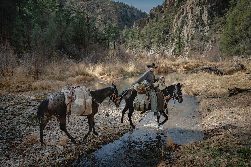 치라카후아 아파치 부족의 야생지대 아웃도어 가이드 및 환경 운동가이자 교육자인 조 센츠가 뉴멕시코의 길라 야생지대를 통과하는 승마 여행을 이끌고 있다