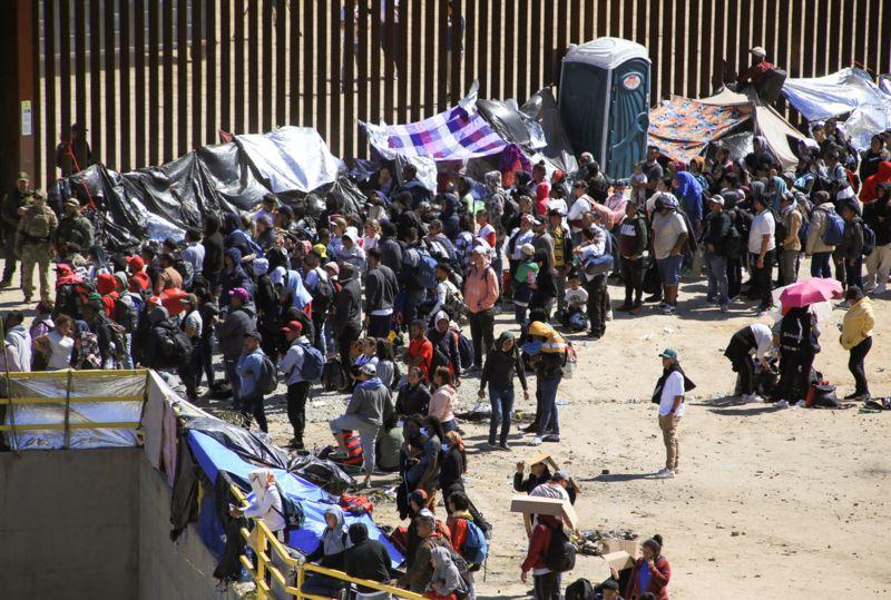 Grandes grupos de migrantes na fronteira de San Diego