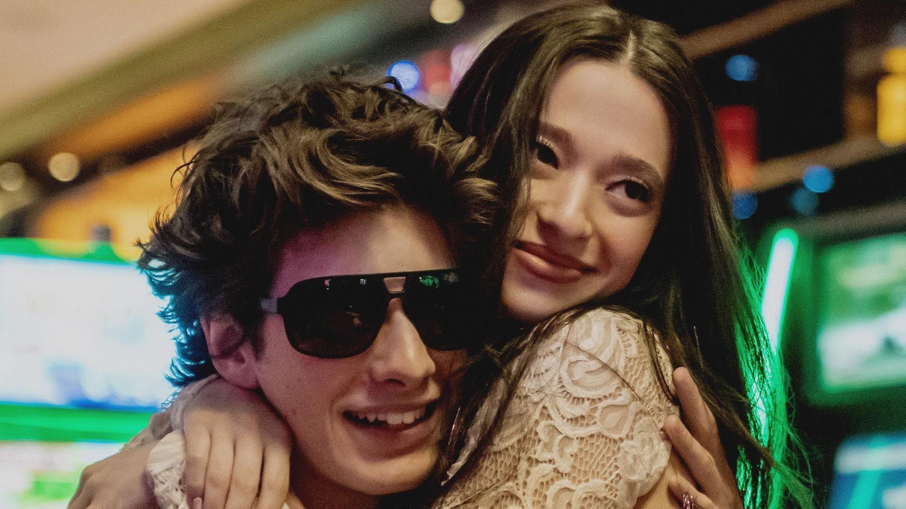 Mikey Madison e Mark Eydelshteyn em 'Anora'