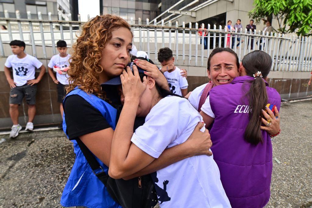 Mujeres llorando a las afueras de la fiscalía. 