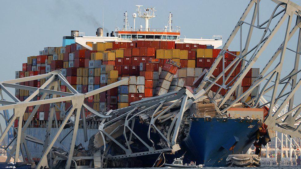 Imagen del barco y el puente destruido.