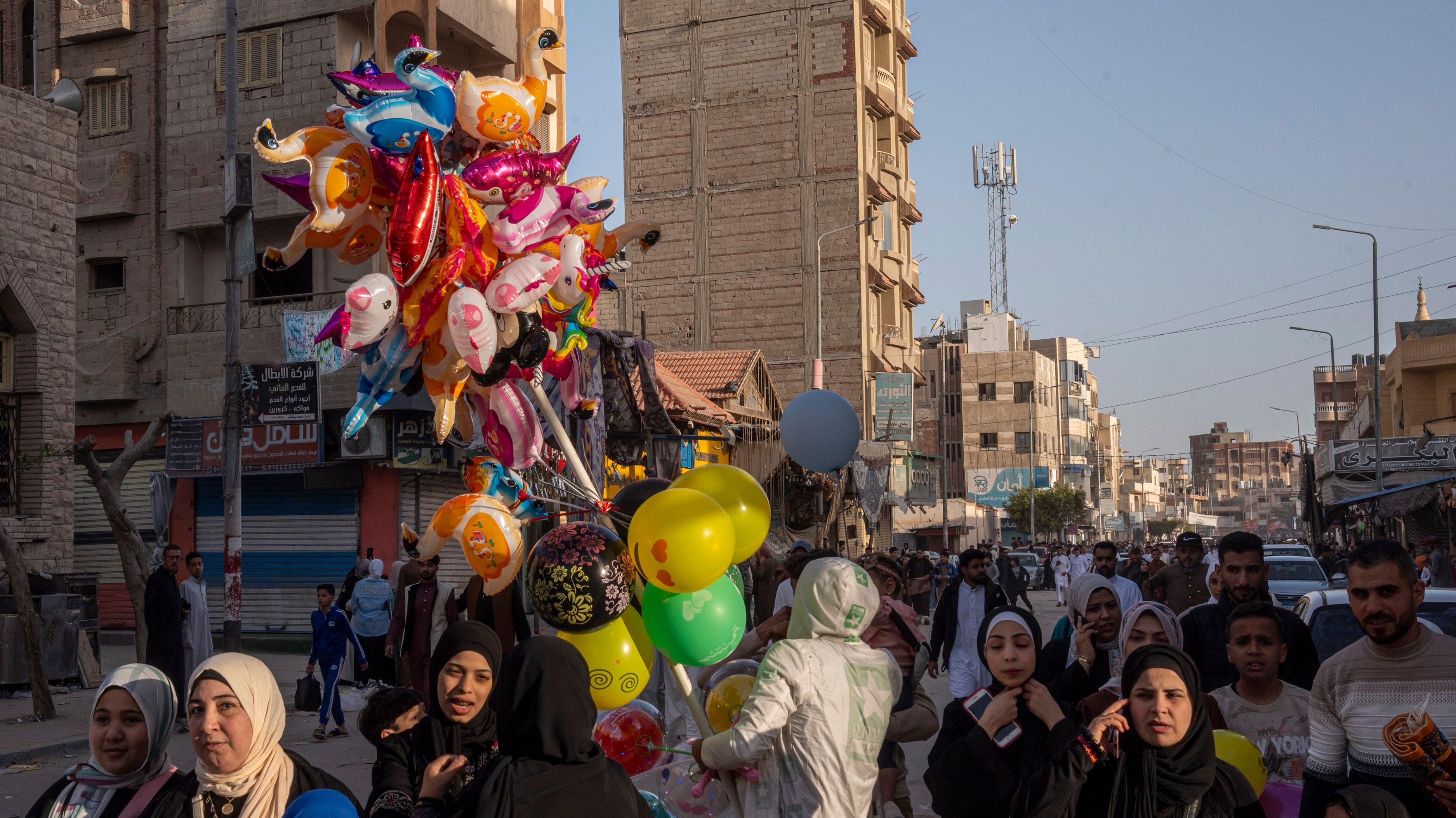 رجل يعرض ألعاب للأطفال بالتزامن مع أول أيام عيد الفطر في مصر