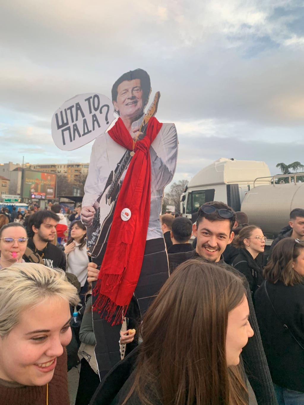 Kartonski pevač na protestu na Autokomandi