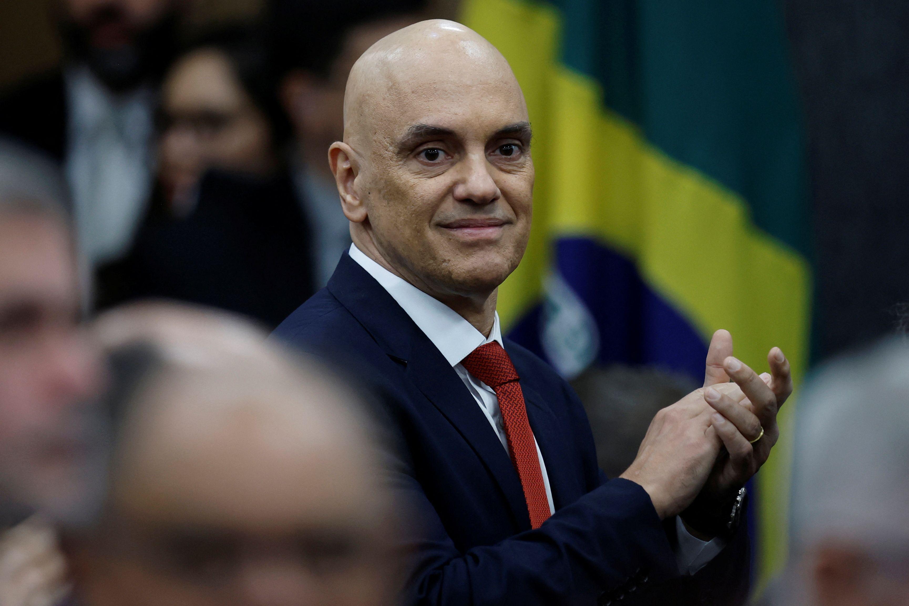 Alexandre de Moraes batendo palma