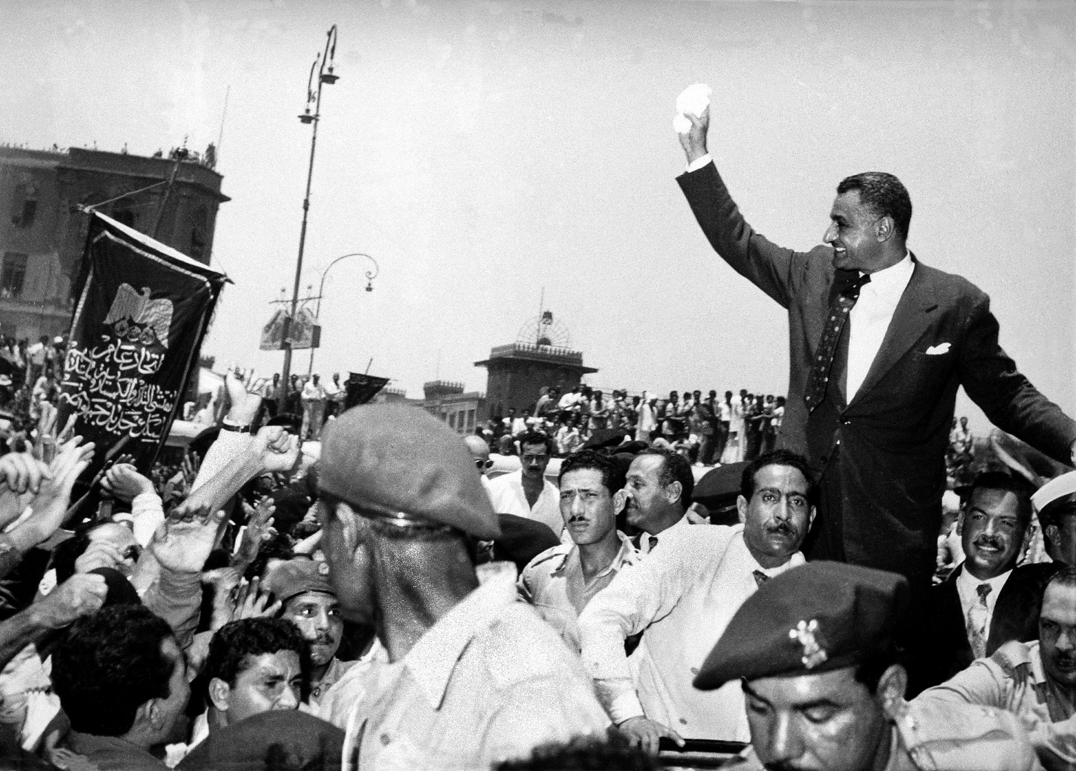 O então presidente egípcio, Gamal Abdel Nasser, anuncia a nacionalização do Canal de Suez.