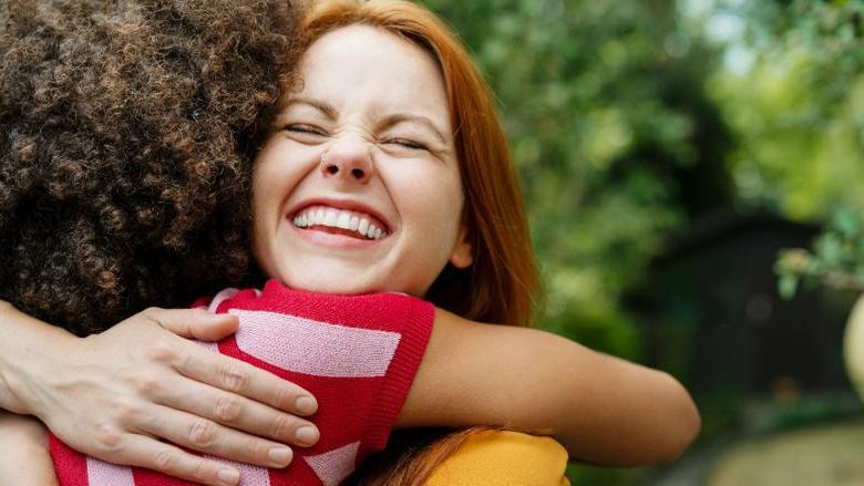 Duas amigas se abraçando