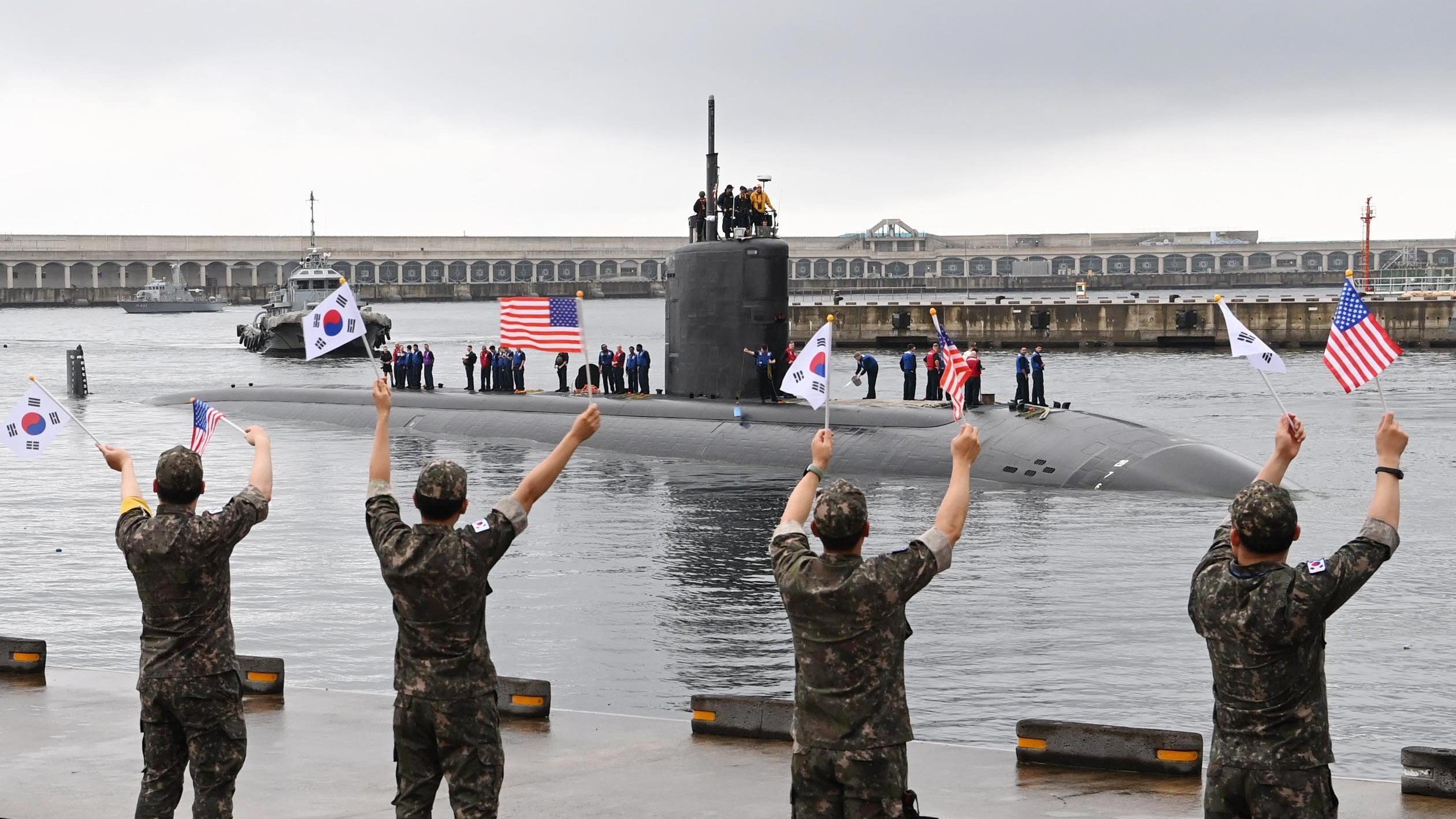 Güney Kore'de donanma üssüne ulaşan USS Annapolis denizaltısı.