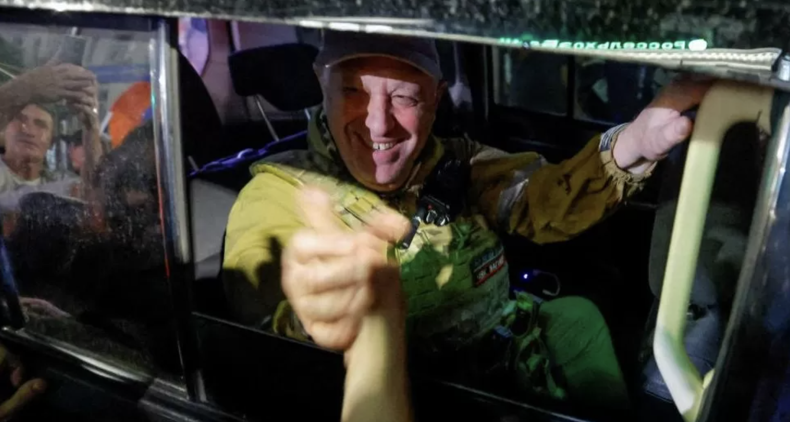 Kepala tentara bayaran Wagner Yevgeny Prigozhin meninggalkan markas besar Distrik Militer Selatan di tengah penarikan kelompok tersebut dari kota Rostov-on-Don, Rusia, 24 Juni