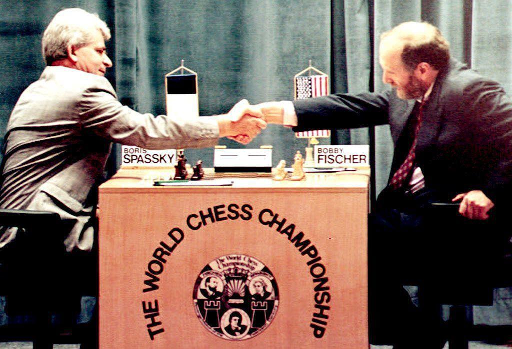 Spassky y Fischer se dan la mano por encima de un tablero de ajedrez en el torneo de 1992.