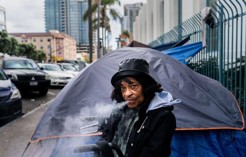 Una mujer sin hogar fuma fentanilo en San Diego, California. 