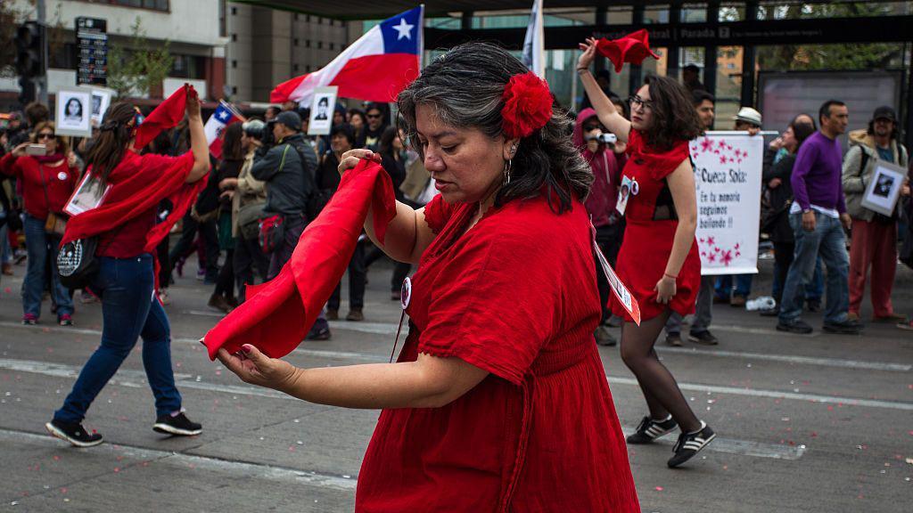 Mujer baila la cueca sola