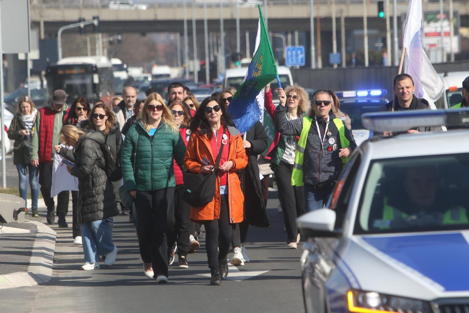 Prosvetni radnici u protestnoj šetnji