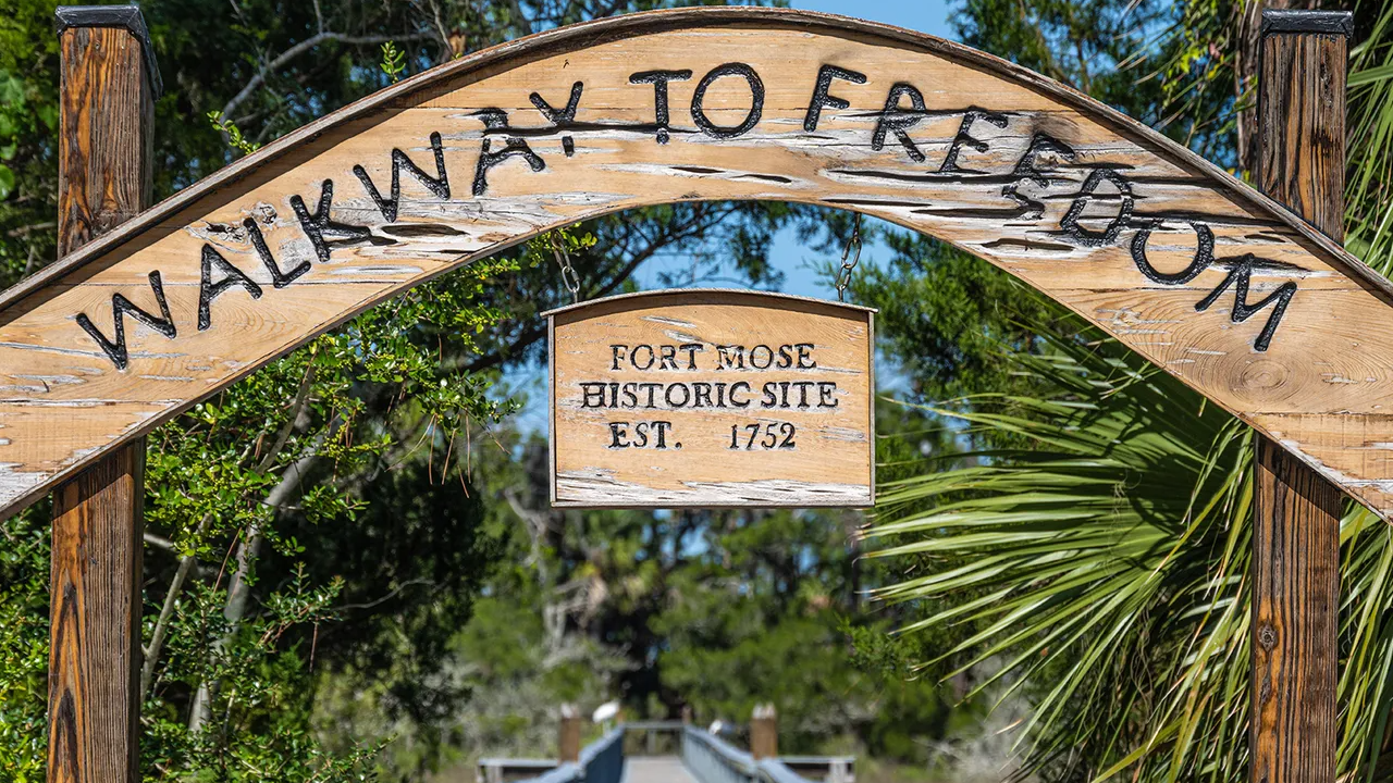 Vista del cartel que da la bienvenida a Fort Mose 