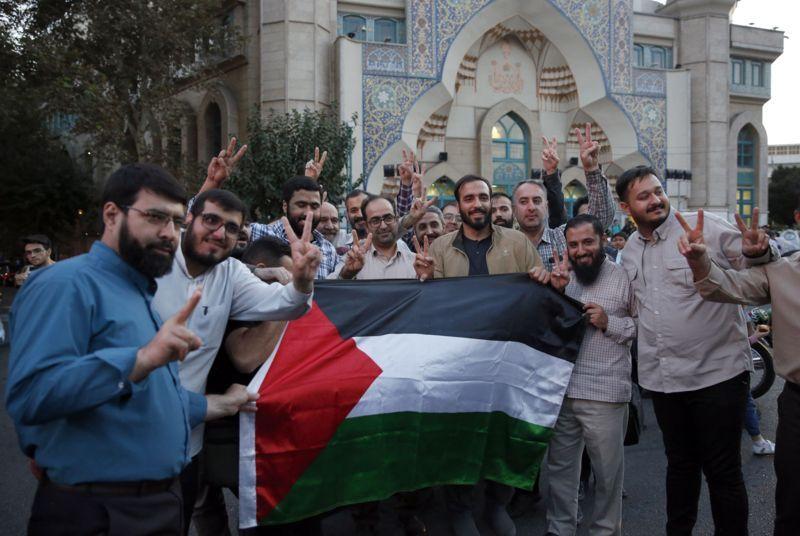 إيرانيون يحتفلون بالهجمات التي شنتها حماس على إسرائيل.