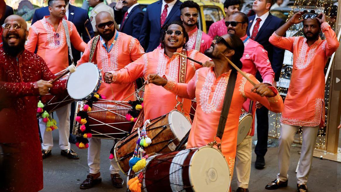 Una banda toca los tambores durante la ceremonia previa a la boda de Anant Ambani y Radhika Merchant afuera de la residencia de Mukesh Ambani, Mumbai, India, 3 de julio, 2024.