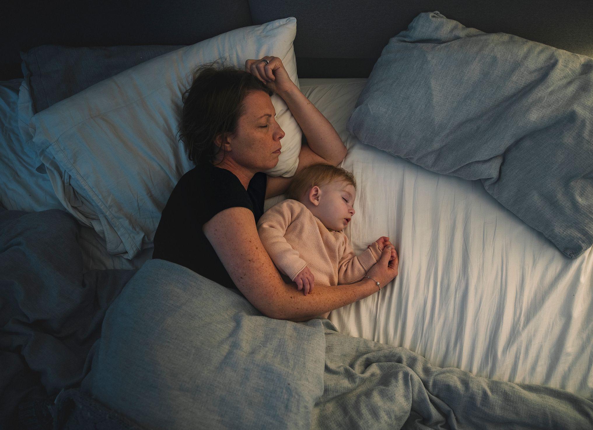 Mãe e bebê dormindo juntos