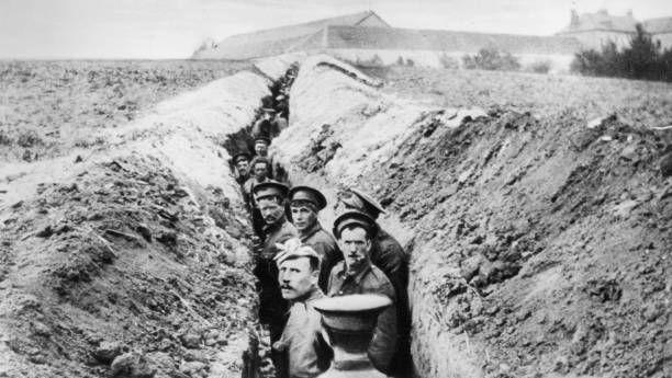 جنود بريطانيون يصطفون في خندق ضيق خلال الحرب العالمية الأولى