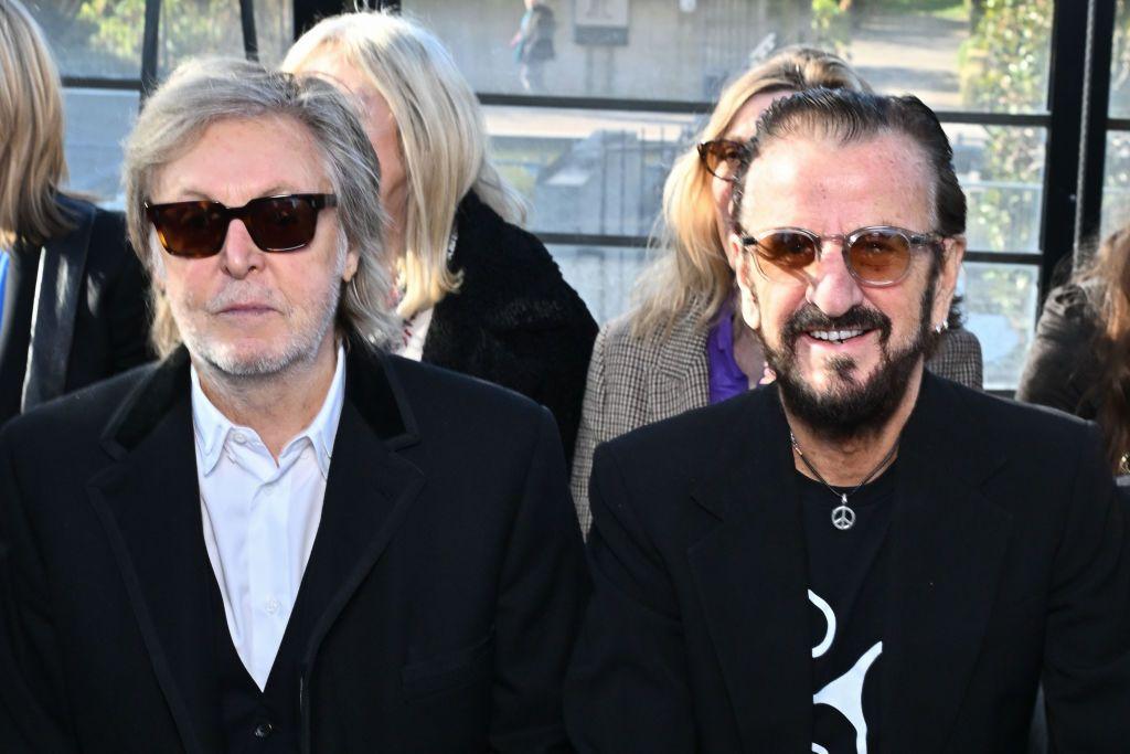 Paul McCartney (à esquerda) e Ringo Starr participam de um desfile de moda durante a Paris Fashion Week em março de 2024