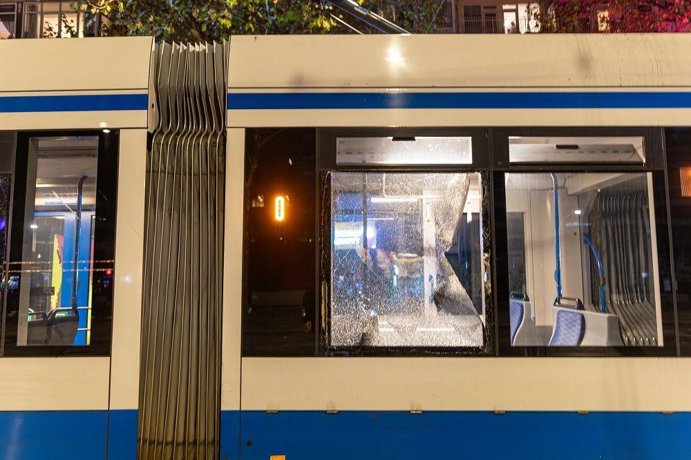 Polomljena stakla na tramvaju u Amsterdamu u ponedeljak uveče, 11. novembra