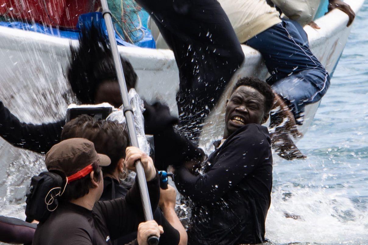 Thiambou Samb en un rodaje en el mar