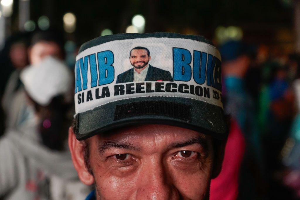 Hombre a favor de la reelección de Bukele como presidente de El Salvador en febrero de 2024.