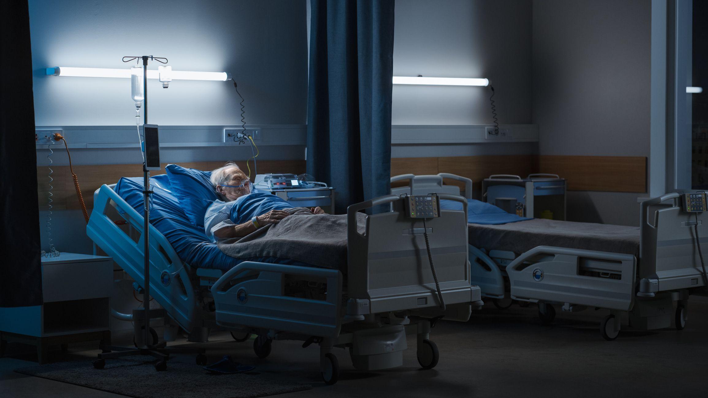 Un hombre acostado en una sala de hospital 