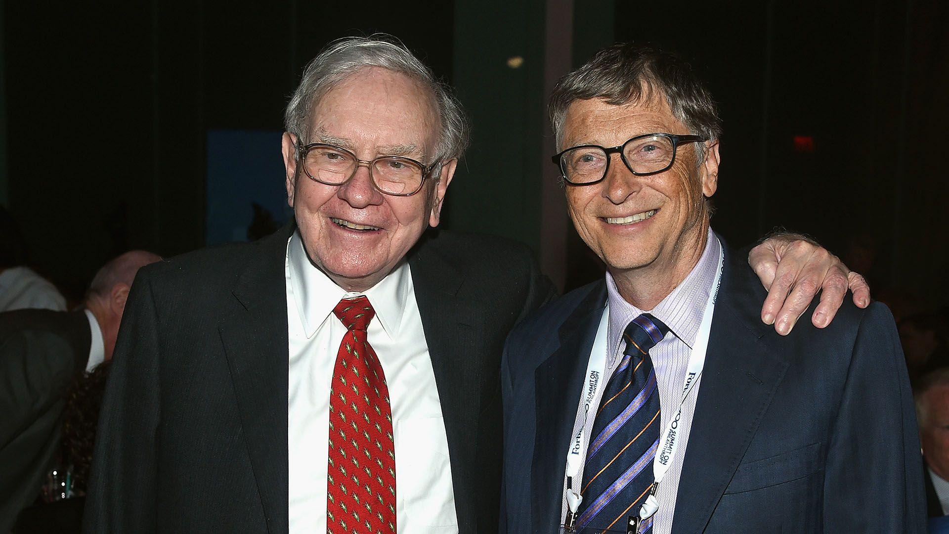 Warren Buffett com o braço em volta de Bill Gates enquanto os dois participavam do jantar de premiação do Forbes Philanthropy Summit 2015 na cidade de Nova York.  (Foto de Monica Schipper/WireImage)