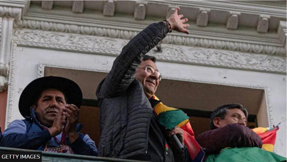 الرئيس البوليفي لويس أرسي يلوح لأنصاره من شرفة القصر الرئاسي