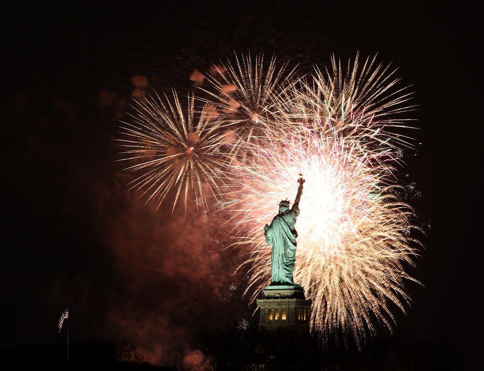 Fuegos artificiales en el lugar donde se encuentra la Estatua de la Libertad