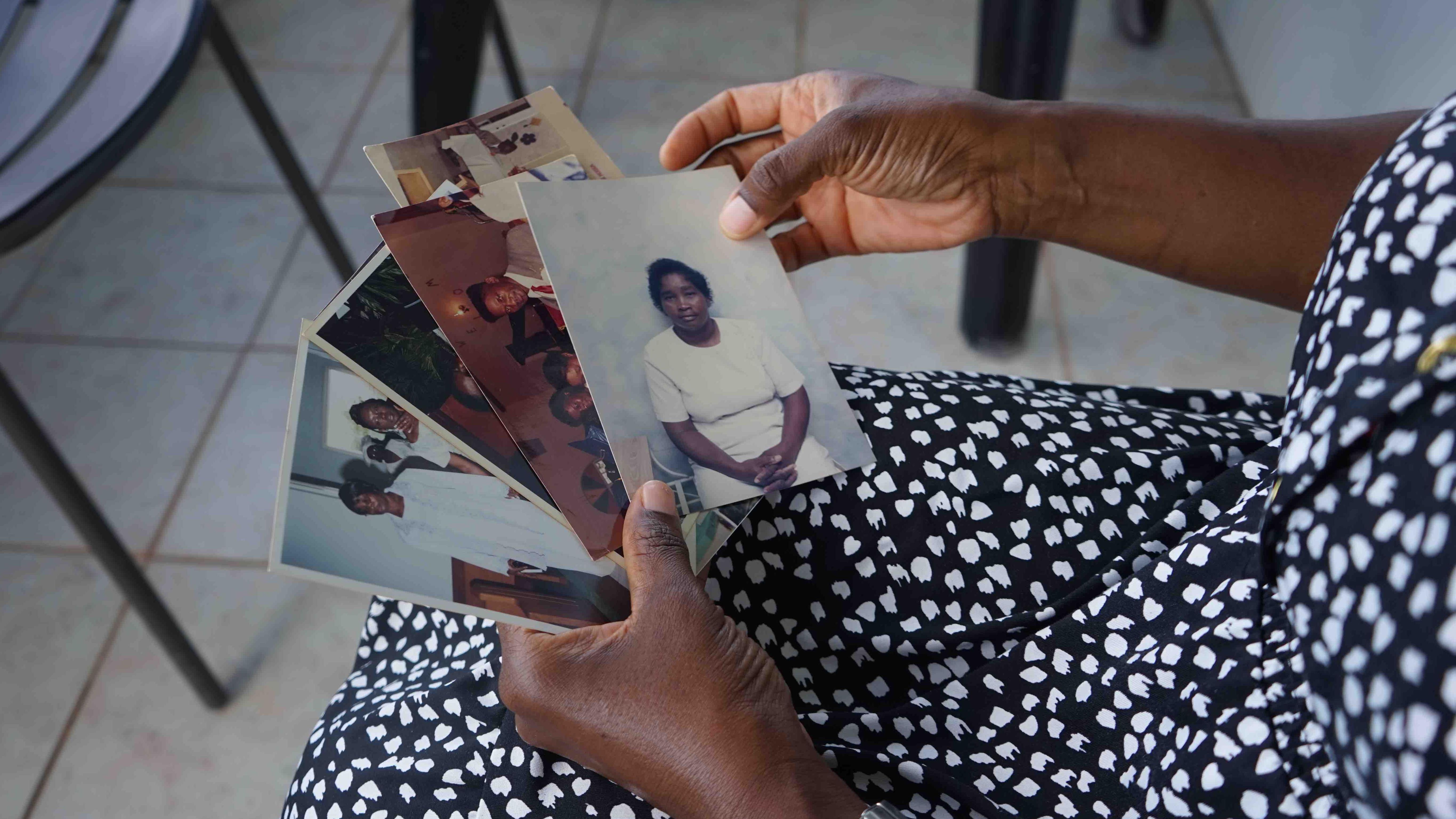 Patricia Joseph segura fotos de sua mãe