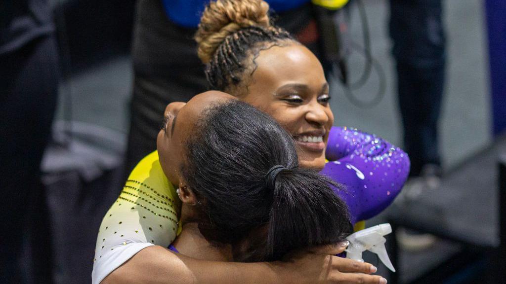 Simone Biles e Rebeca Andrade se abraçam