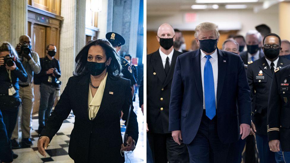 A imagem composta mostra Kamala Harris usando uma máscara protetora ao chegar para votar no Capitólio dos EUA em Washington em 2020 (à esquerda), e Donald Trump usando uma máscara ao visitar o Centro Médico Militar Nacional Walter Reed em Bethesda, Maryland, no mesmo ano.