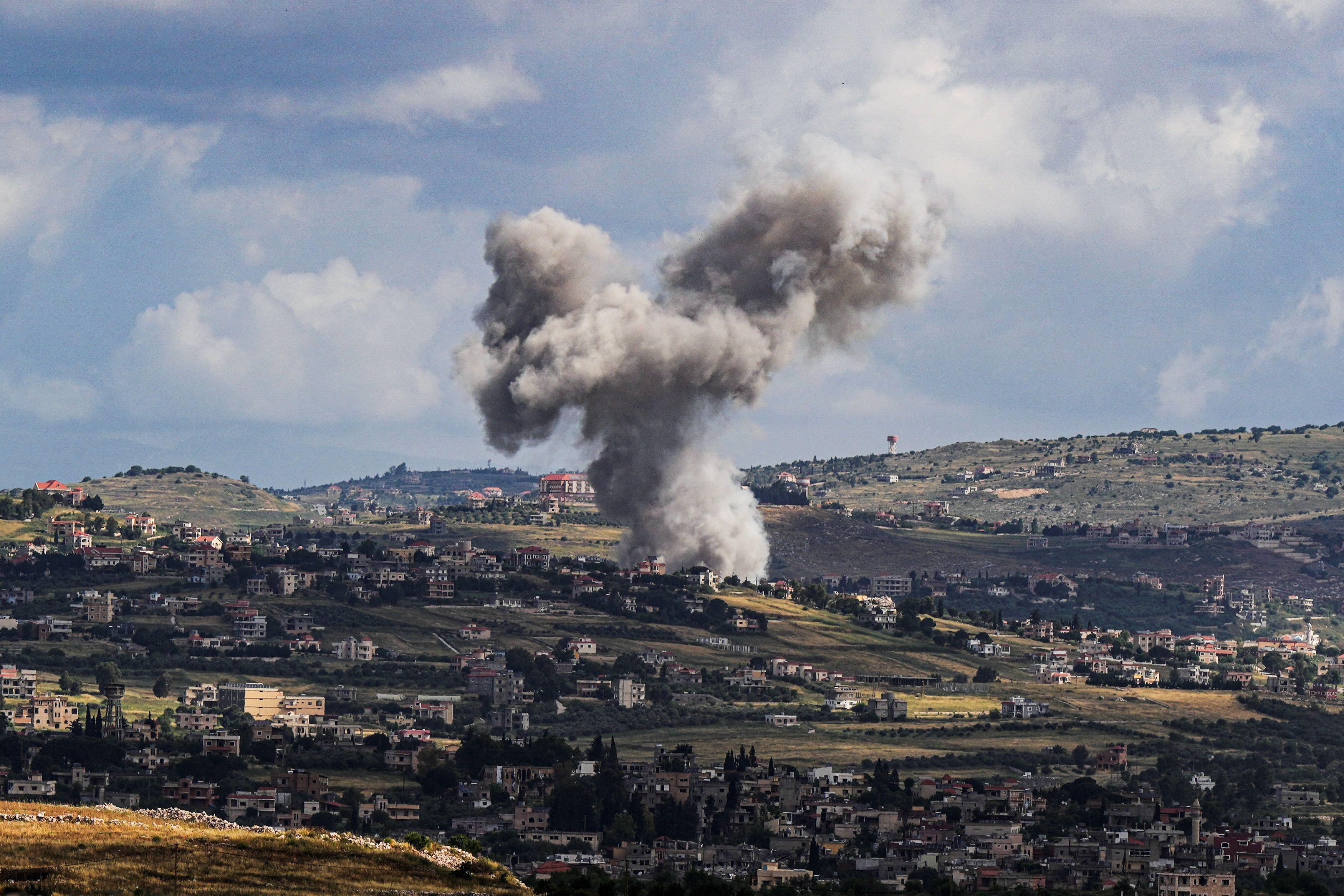 الدخان يتصاعد فوق قرية في لبنان، في أعقاب غارة إسرائيلية، كما يُرى من حدود إسرائيل مع لبنان في شمال إسرائيل، 5 مايو، 2024